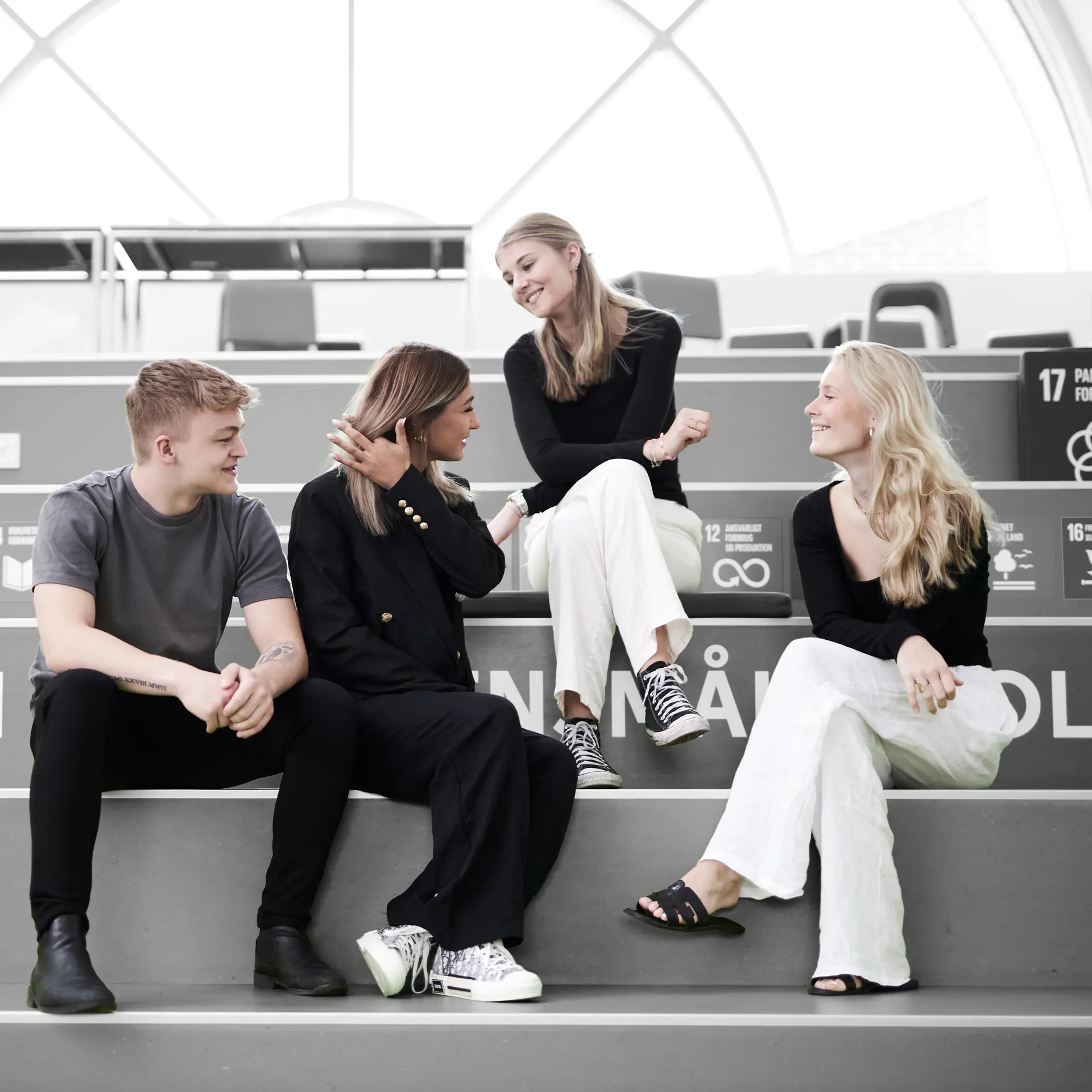 HHX-elever sidder sammen på trappe