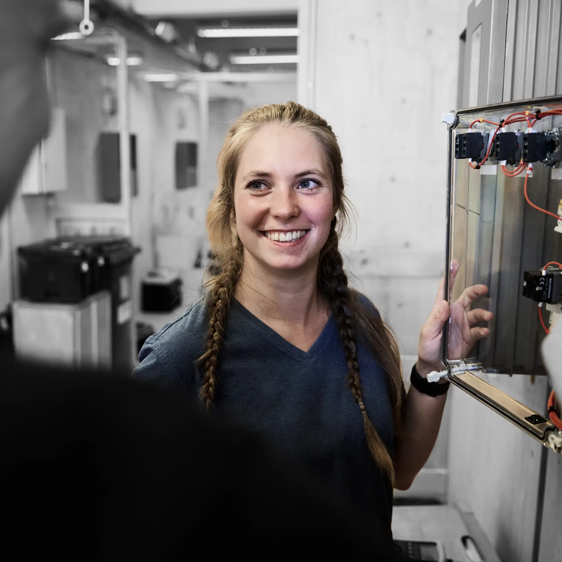 Elektriker står ved et elskab