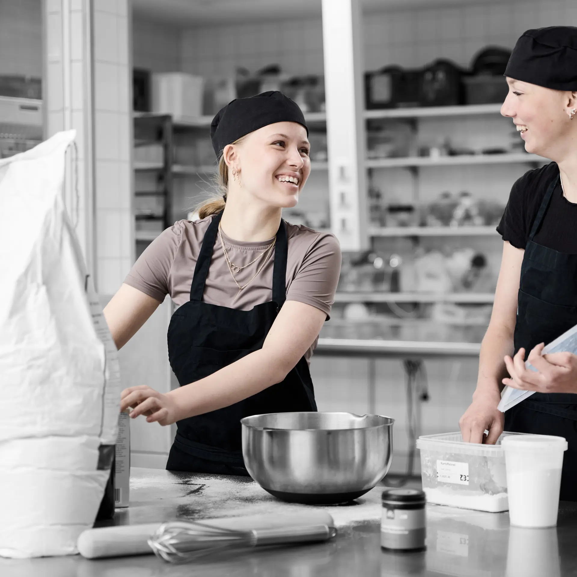 Elever fra 10. klasse på ZBC arbejder i køkkenet