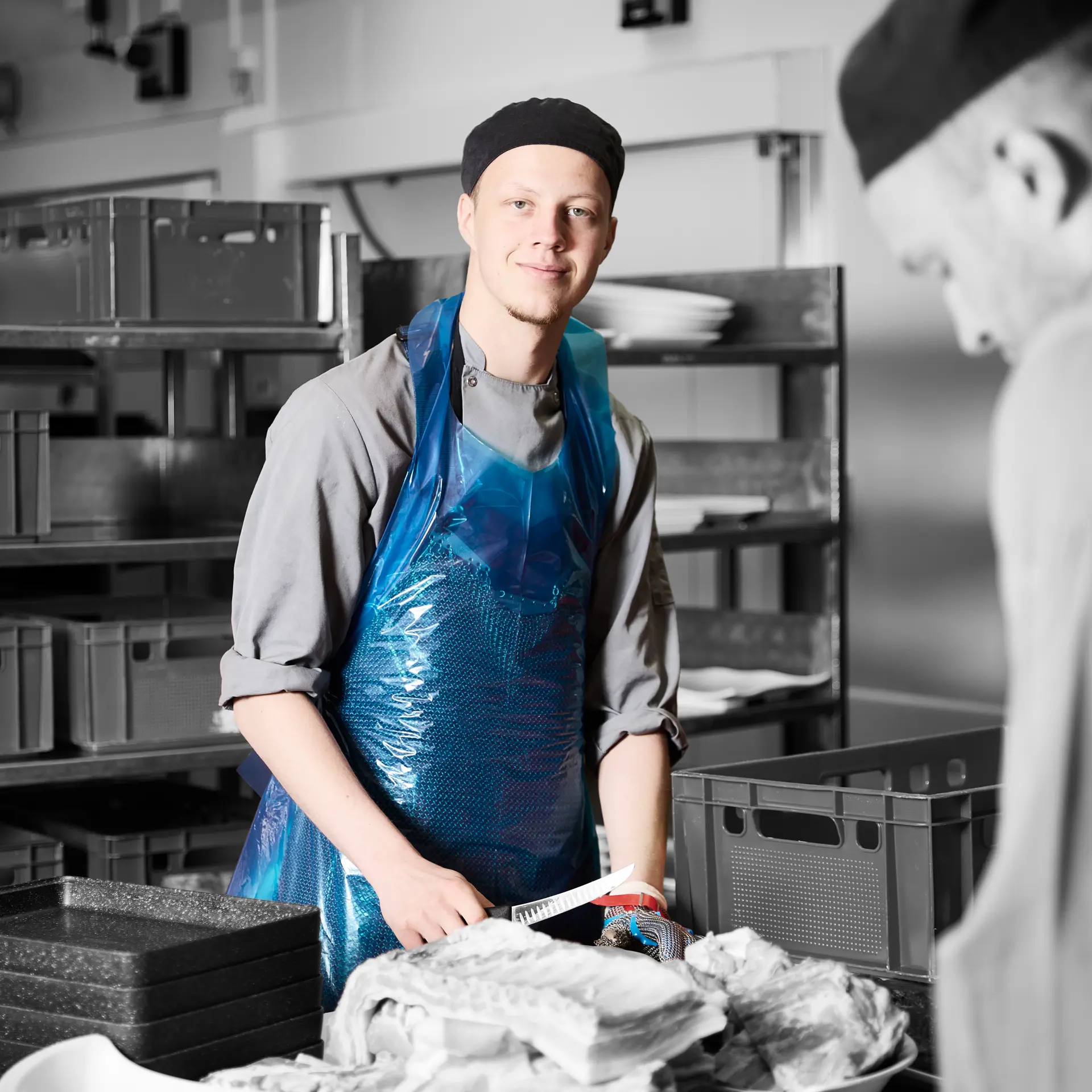 Gourmetslagter arbejder med udskæring af kød