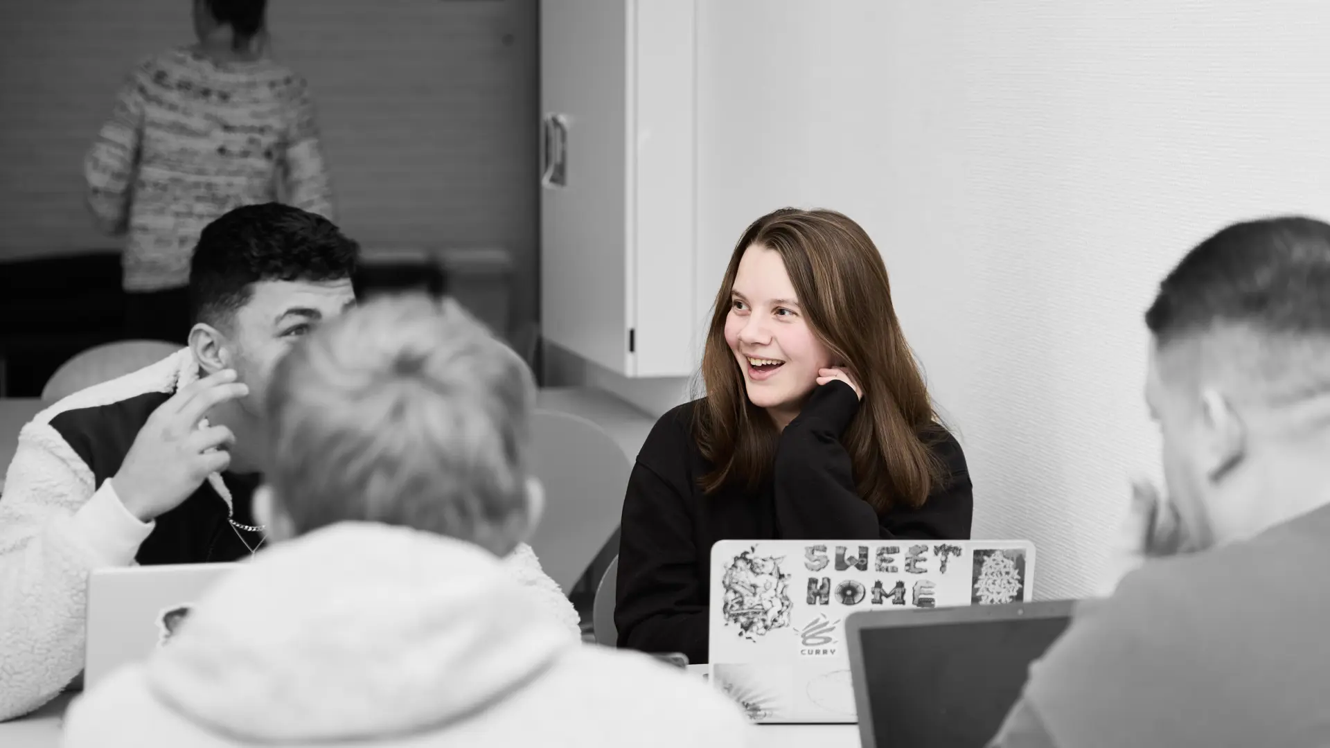 Business EUX-elever arbejder ved bord