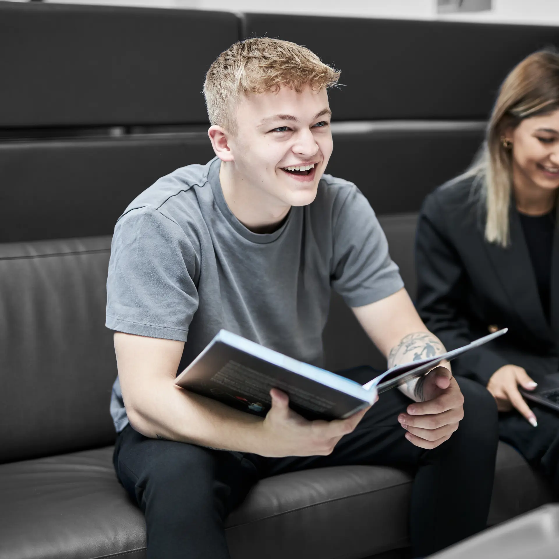 HHX-elever arbejder i sofa