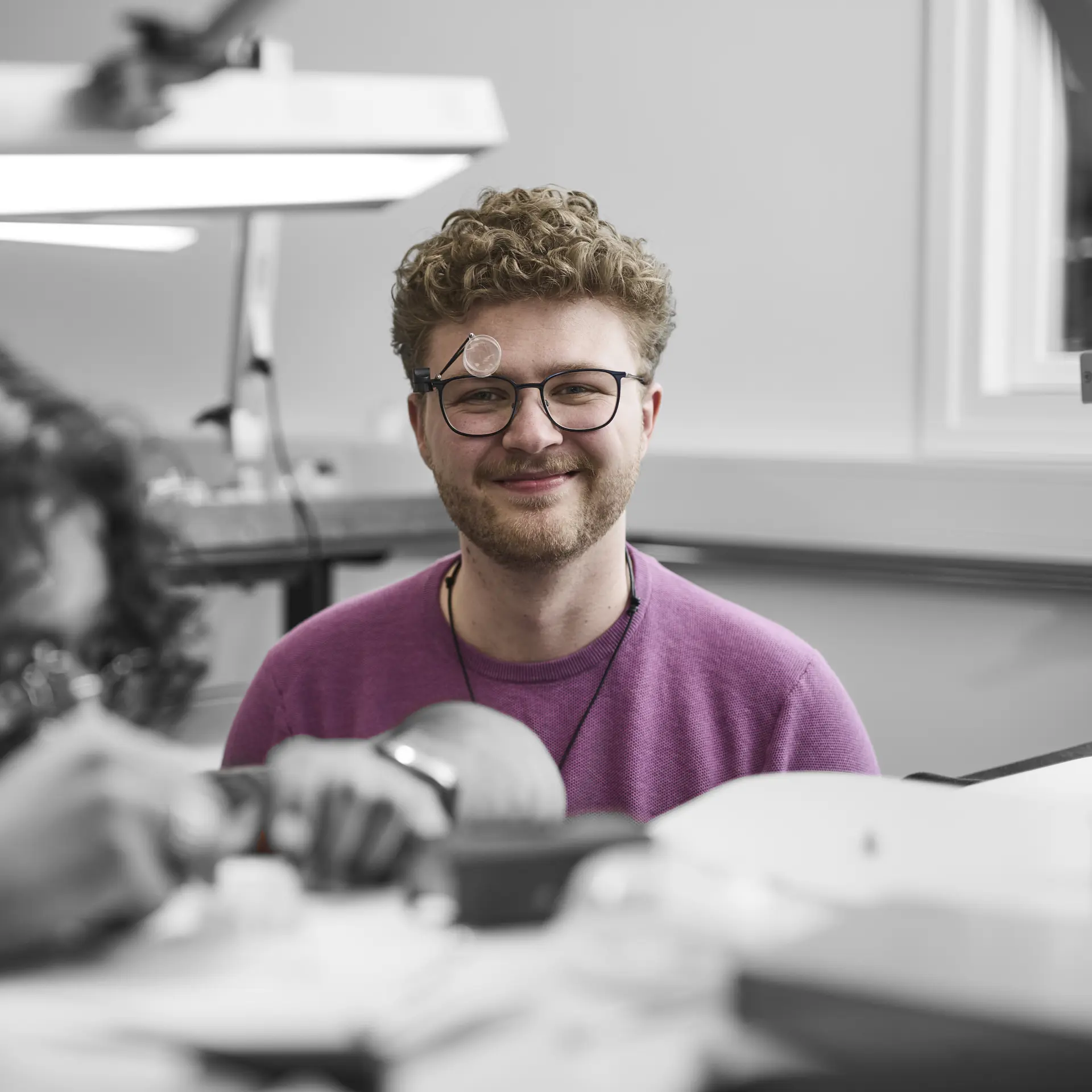 Urmager ved arbejdsbord