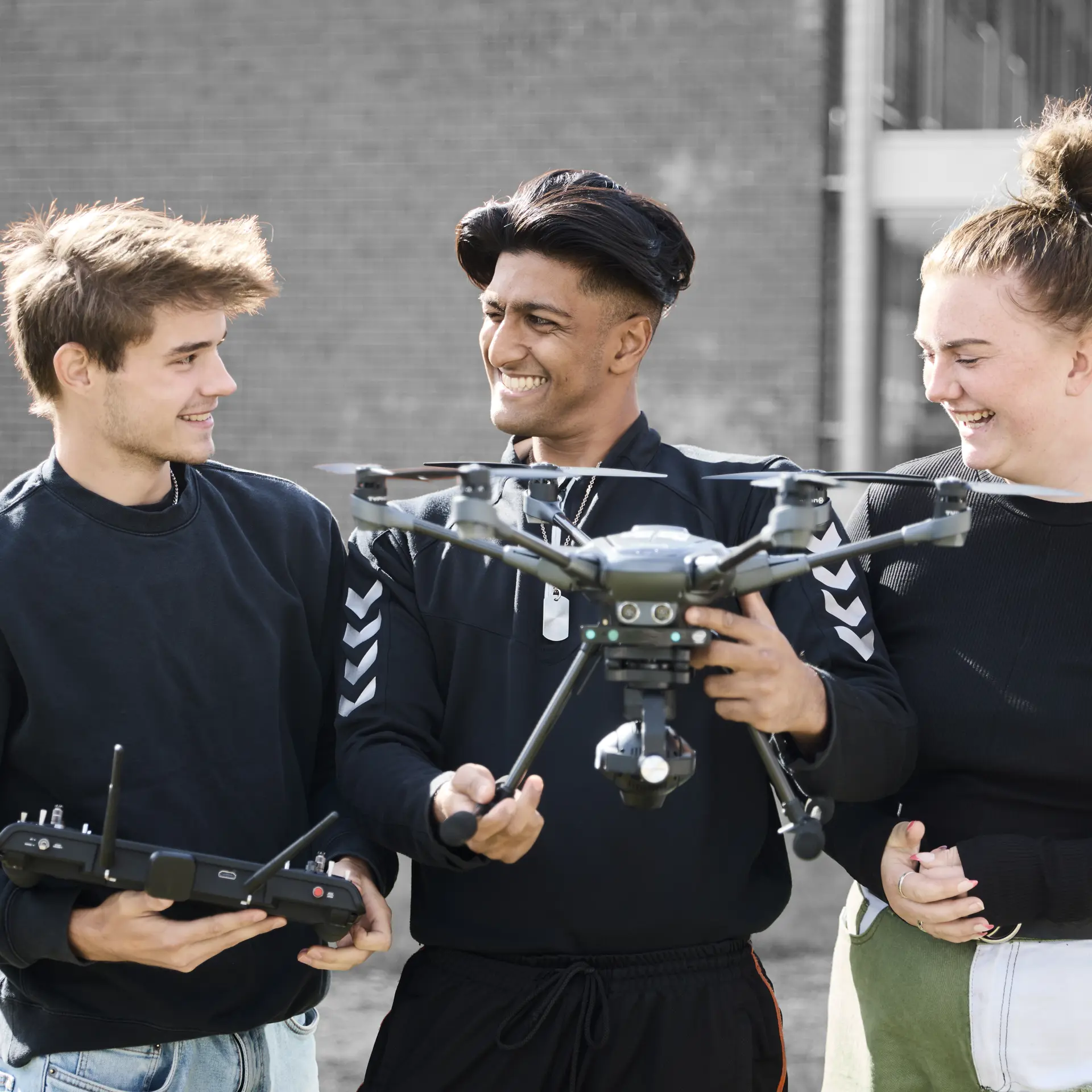 Sikkerhedsvagter arbejder ved en drone