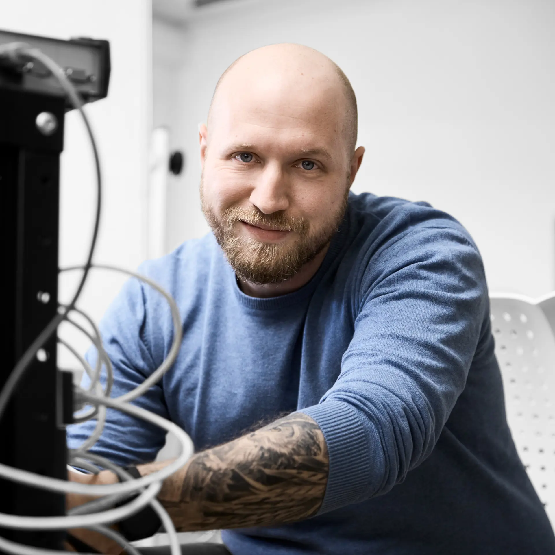 Datatekniker arbejder med ledninger