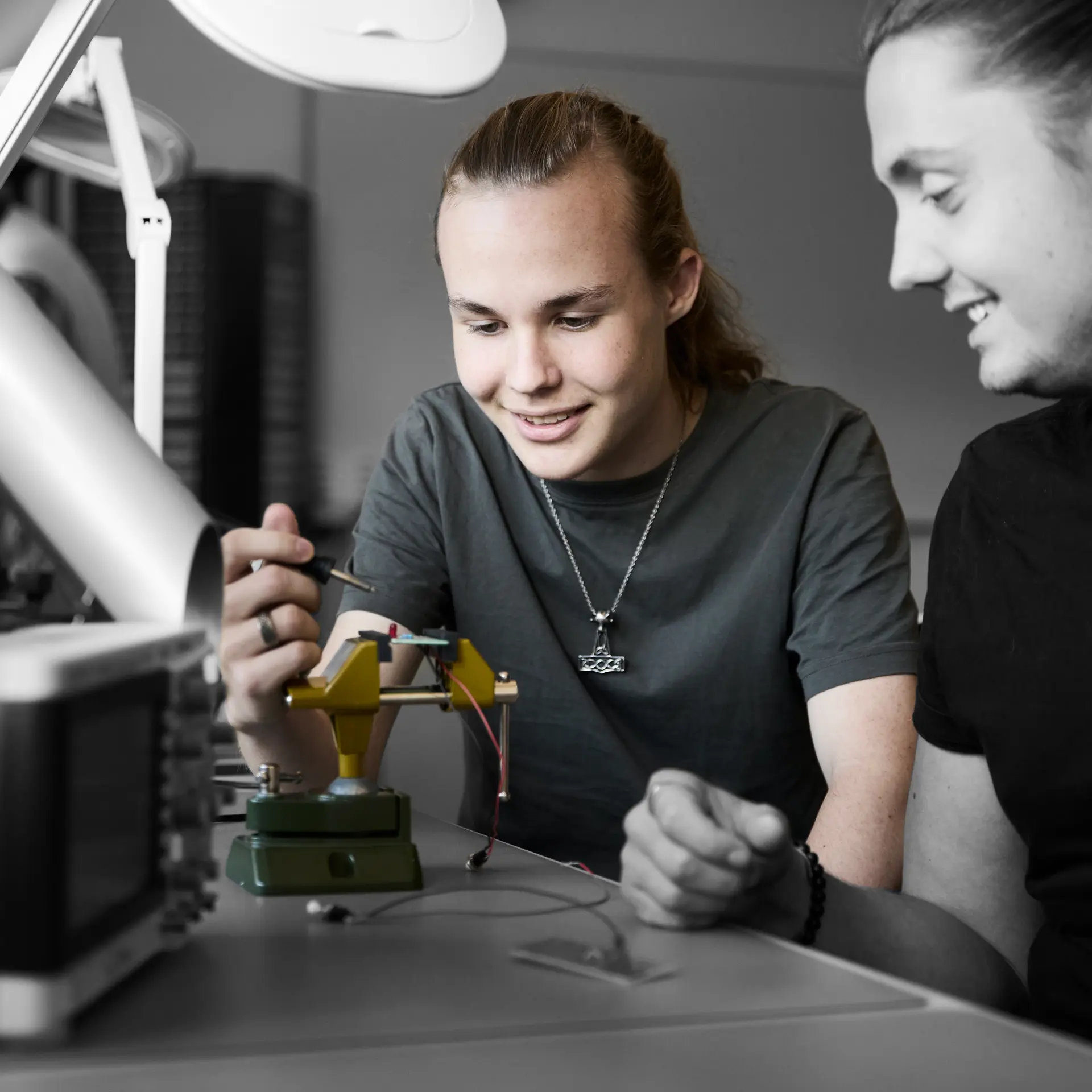 Elektronikfagtekniker arbejder med udstyr