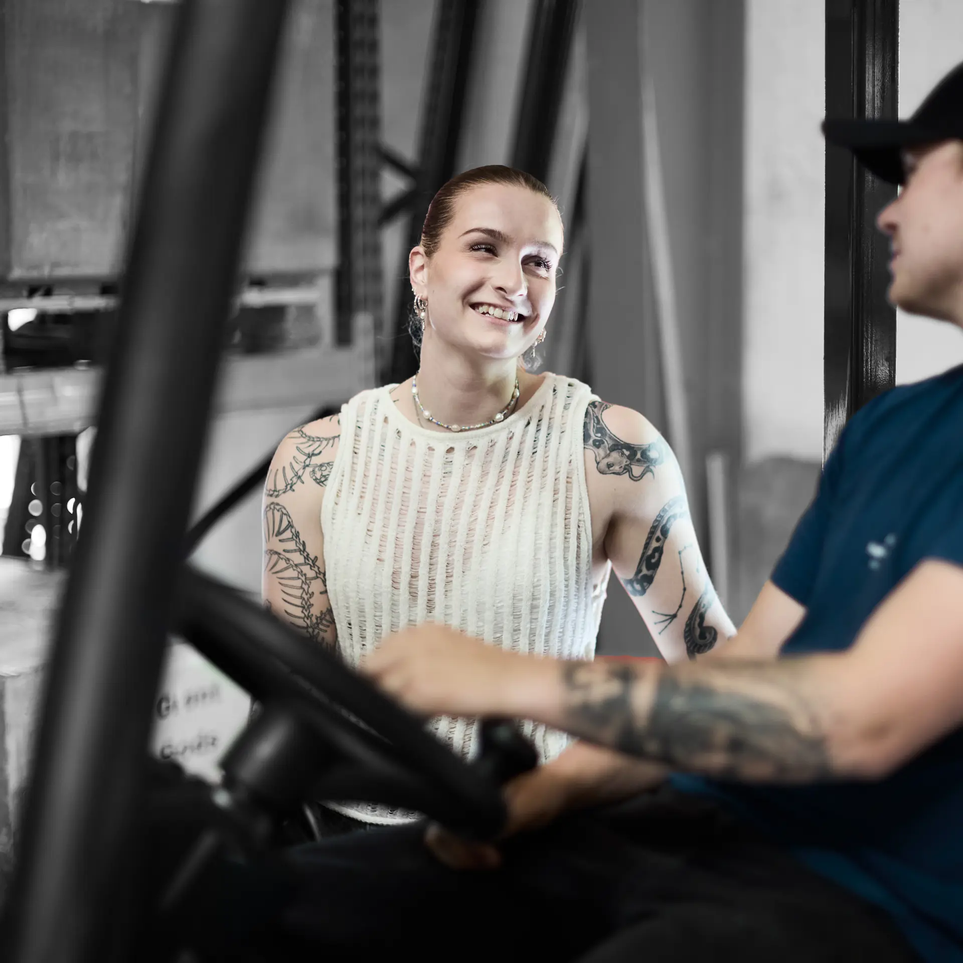 Lagerelev smiler til anden elev i truck