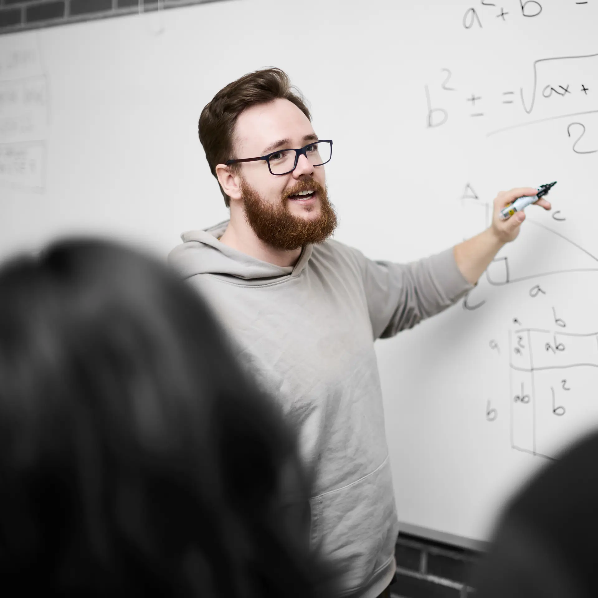 Lærer fra 10. klasse på ZBC underviser i matematik
