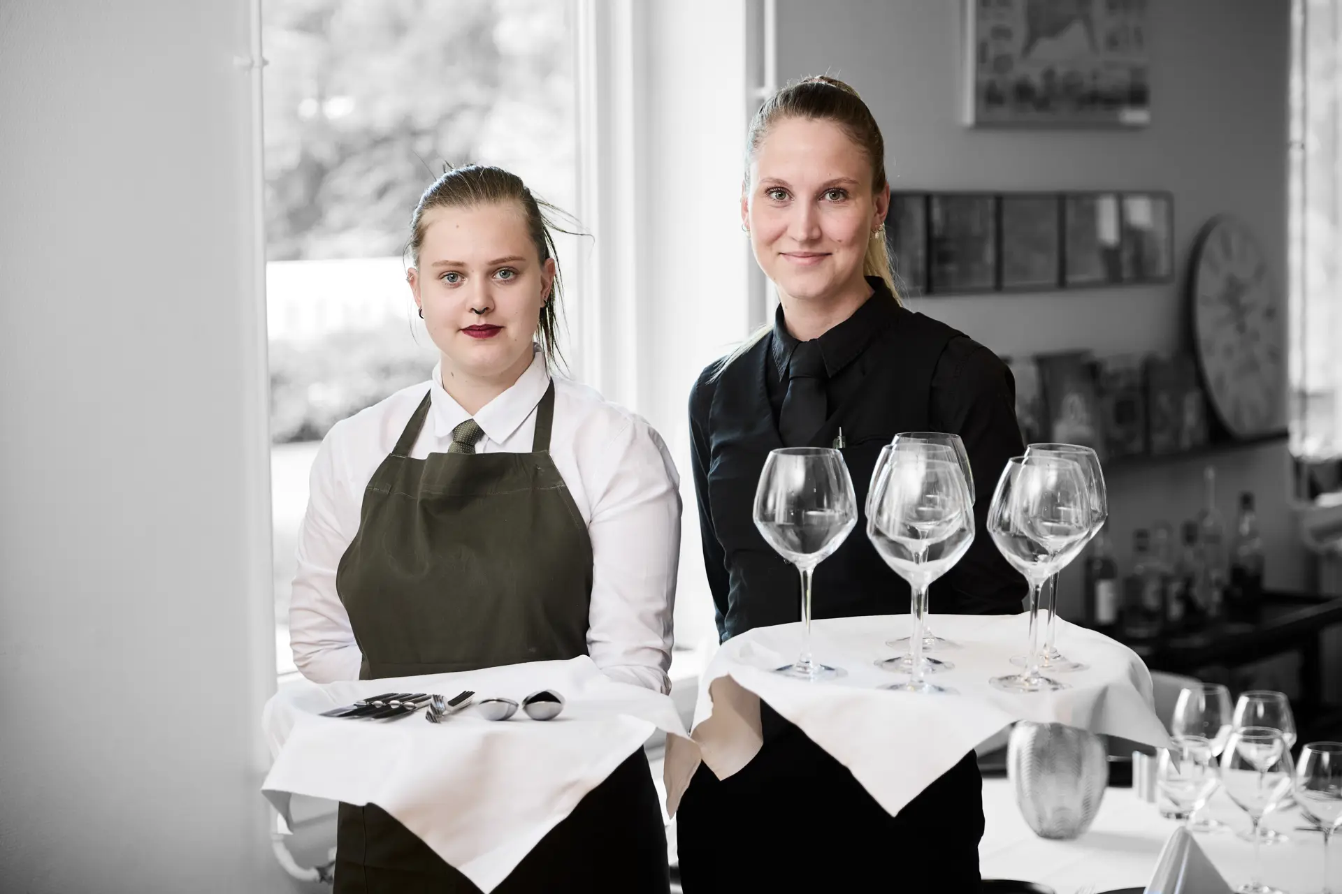 Tjenere står med hver deres bakke